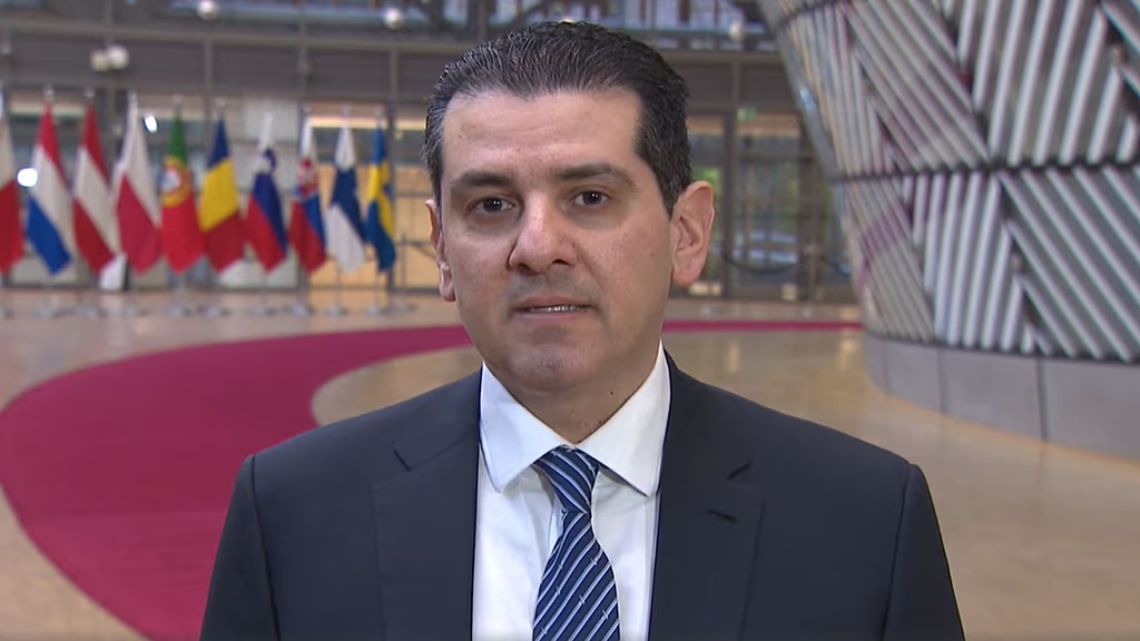 &Delta;&alpha;&mu;&iota;&alpha;&nu;ό&sigmaf;: &Pi;&alpha;&rho;&omicron;&upsilon;&sigma;&iota;ά&zeta;&epsilon;&iota; &tau;&iota;&sigmaf; &pi;&rho;&omicron;&tau;&epsilon;&rho;&alpha;&iota;ό&tau;&eta;&tau;&epsilon;&sigmaf; &tau;&eta;&sigmaf; &Pi;&rho;&omicron;&epsilon;&delta;&rho;ί&alpha;&sigmaf; EE &sigma;&tau;&iota;&sigmaf; &Beta;&rho;&upsilon;&xi;έ&lambda;&lambda;&epsilon;&sigmaf;