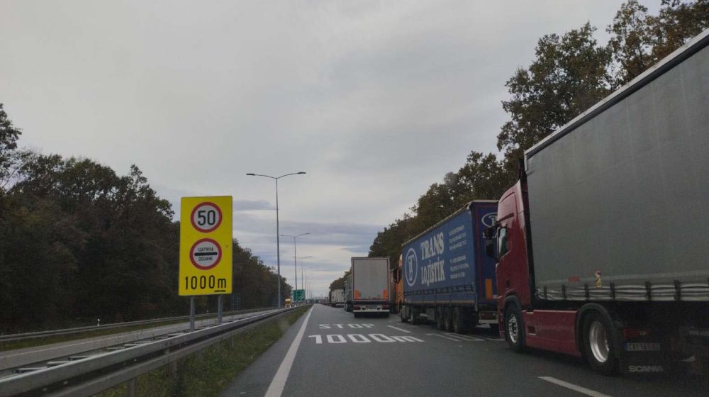 &Sigma;&epsilon;&rho;&beta;ί&alpha;: &Mu;&pi;&lambda;ό&kappa;&alpha; &mu;&epsilon; &phi;&omicron;&rho;&tau;&eta;&gamma;ά &sigma;&tau;&alpha; &sigma;ύ&nu;&omicron;&rho;&alpha; &tau;&epsilon;&sigma;&sigma;ά&rho;&omega;&nu; &chi;&omega;&rho;ώ&nu; &tau;&omega;&nu; &Delta;. &Beta;&alpha;&lambda;&kappa;&alpha;&nu;ί&omega;&nu;