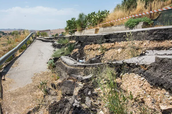 Ιταλία: Κάτοικοι αναγκάστηκαν να εγκαταλείψουν τα σπίτια τους στην Σικελία