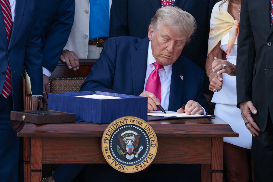 Ο Τραμπ αυξάνει στο 25% τους δασμούς σε ορισμένες εισαγωγές από Νότια Κορέα