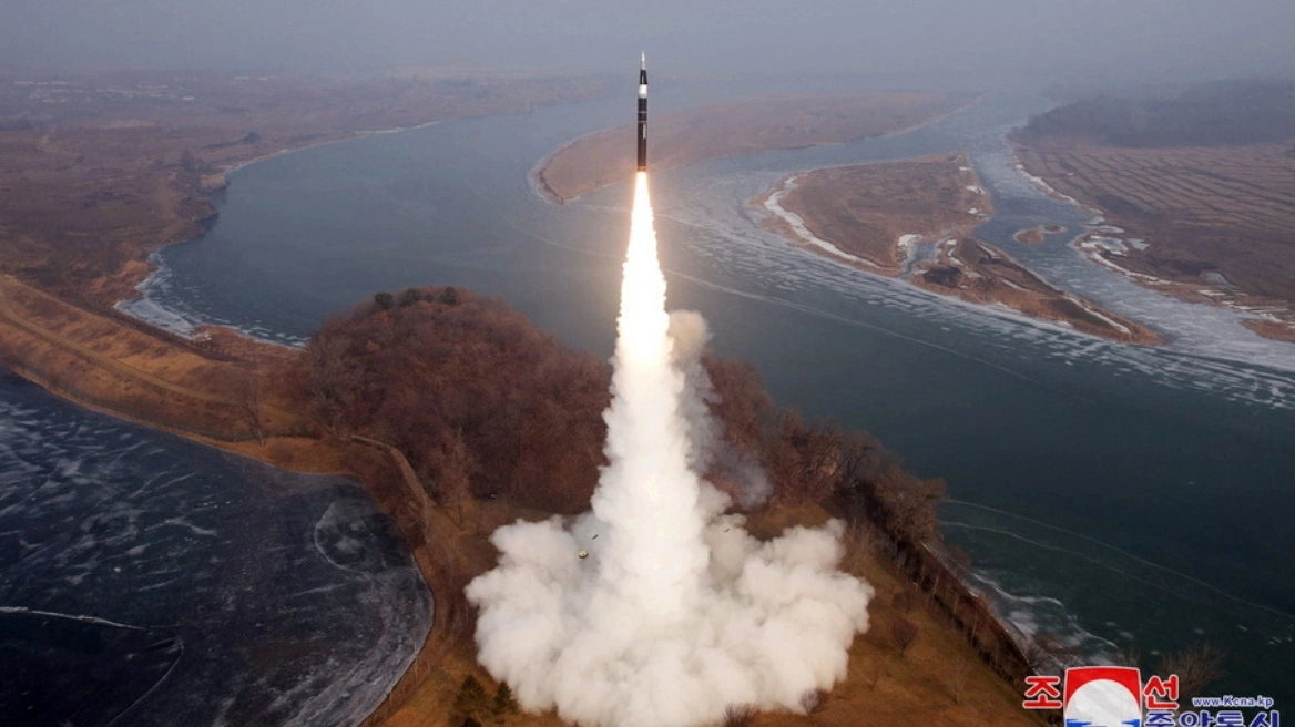 Η Βόρεια Κορέα εκτόξευσε τουλάχιστον ένα «βλήμα» προς τη θάλασσα της Ιαπωνίας