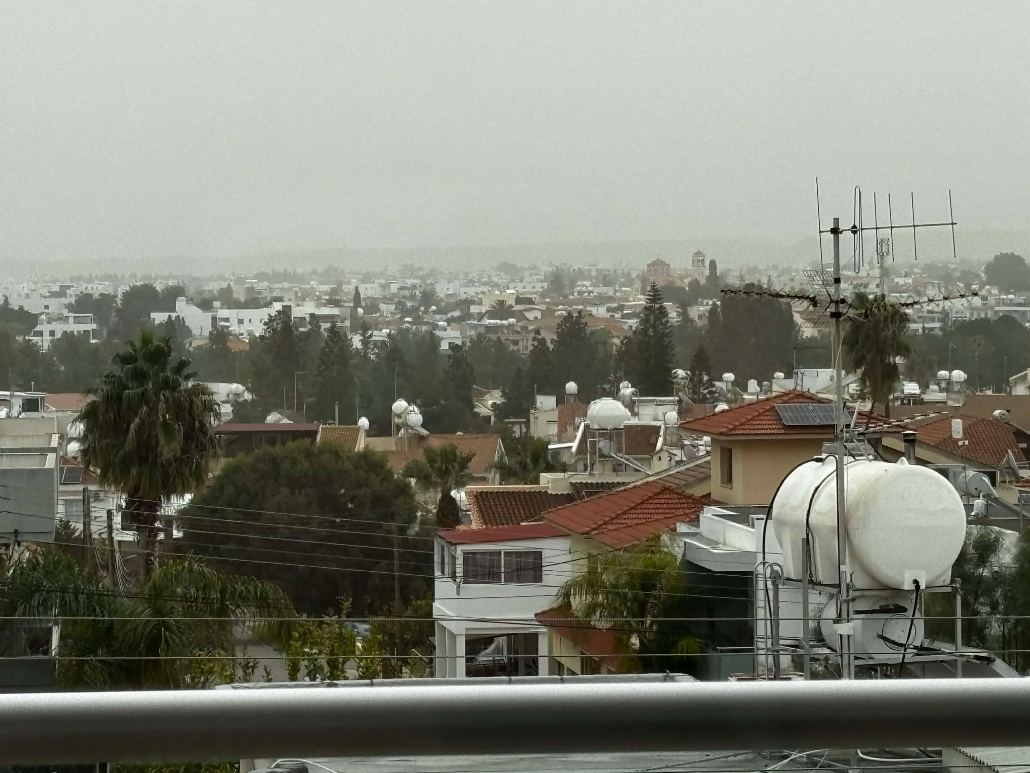 «Πνίγηκε» στη σκόνη η Κύπρος – Στο «κόκκινο» η Πάφος (pic)