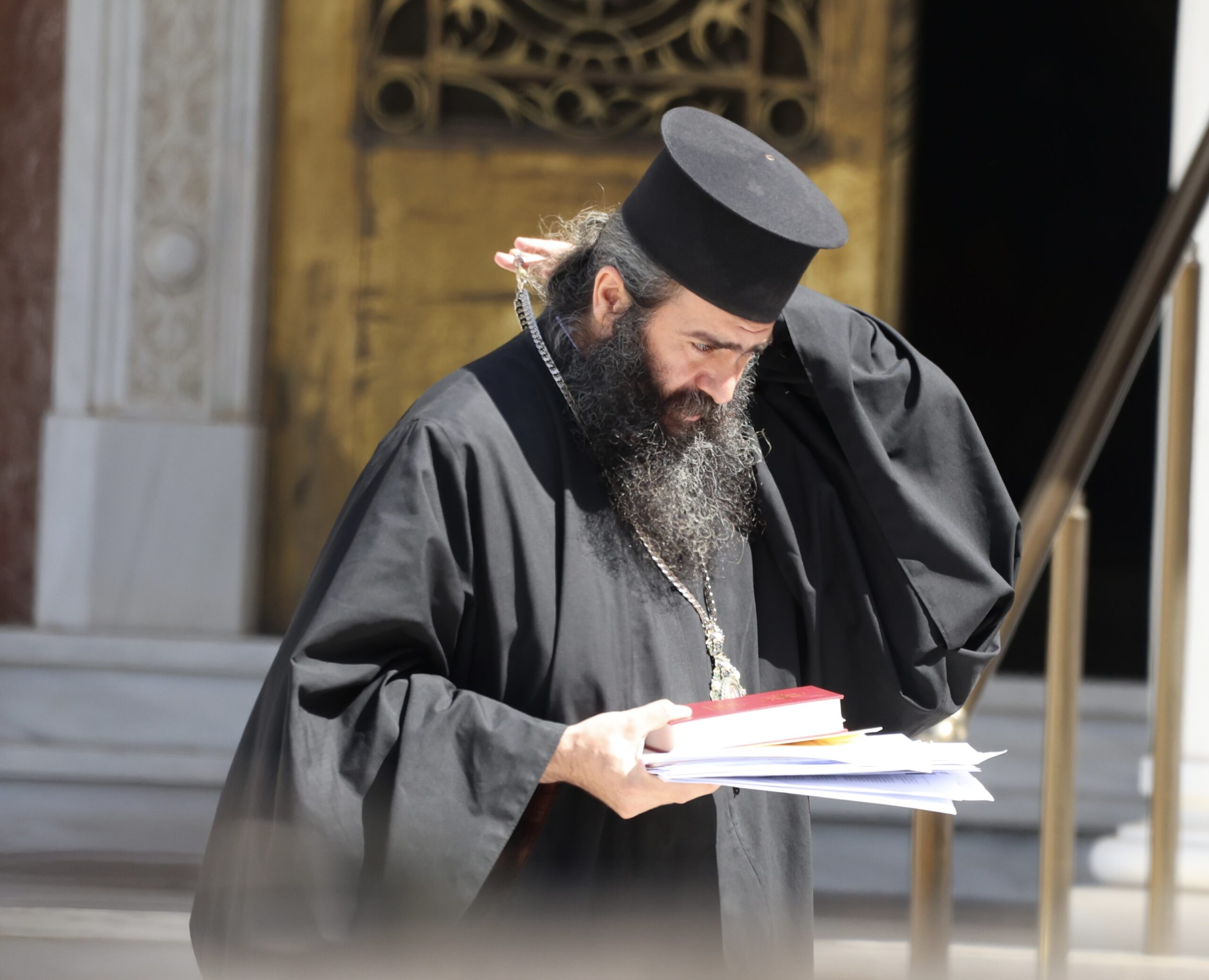 &Delta;&epsilon;&nu; &mu;έ&nu;&epsilon;&iota; &sigma;&tau;&eta; &Mu;&eta;&tau;&rho;ό&pi;&omicron;&lambda;&eta; &omicron; &Tau;&upsilon;&chi;&iota;&kappa;ό&sigmaf; - &Mu;&epsilon;&iota;&omega;&mu;έ&nu;&omicron;&sigmaf; &omicron; &mu;&iota;&sigma;&theta;ό&sigmaf; &tau;&omicron;&upsilon; &laquo;&chi;&omega;&rho;ί&sigmaf; &alpha;&pi;ό&phi;&alpha;&sigma;&eta;&raquo;