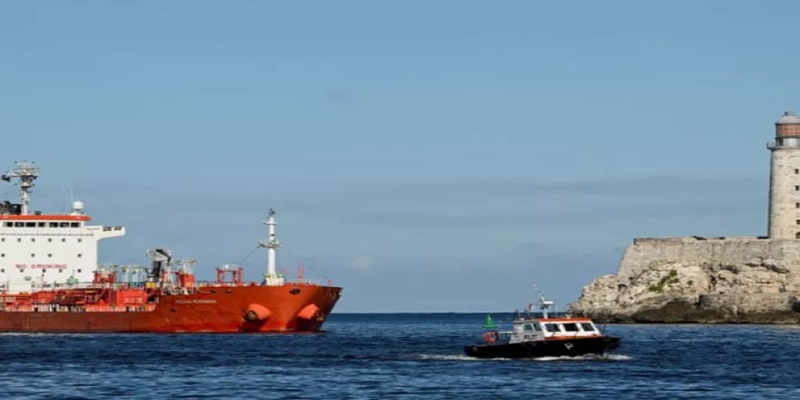 &Mu;&epsilon;&xi;&iota;&kappa;ό: &laquo;&Kappa;&upsilon;&rho;ί&alpha;&rho;&chi;&eta; &alpha;&pi;ό&phi;&alpha;&sigma;&eta;&raquo; &eta; &alpha;&nu;&alpha;&sigma;&tau;&omicron;&lambda;ή &pi;&epsilon;&tau;&rho;&epsilon;&lambda;&alpha;ί&omicron;&upsilon; &pi;&rho;&omicron;&sigmaf; &tau;&eta;&nu; &Kappa;&omicron;ύ&beta;&alpha;