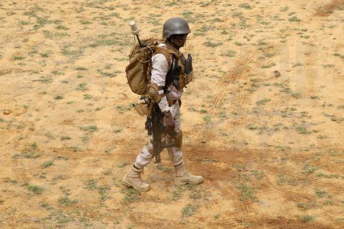 &Tau;&omicron;&upsilon;&lambda;ά&chi;&iota;&sigma;&tau;&omicron;&nu; &epsilon;&nu;&nu;έ&alpha; &sigma;&tau;&rho;&alpha;&tau;&iota;ώ&tau;&epsilon;&sigmaf; &sigma;&kappa;&omicron;&tau;ώ&theta;&eta;&kappa;&alpha;&nu; &sigma;&epsilon; &epsilon;&nu;έ&delta;&rho;&alpha; &tau;&zeta;&iota;&chi;&alpha;&nu;&tau;&iota;&sigma;&tau;ώ&nu; &sigma;&tau;&eta; &Nu;&iota;&gamma;&eta;&rho;ί&alpha;