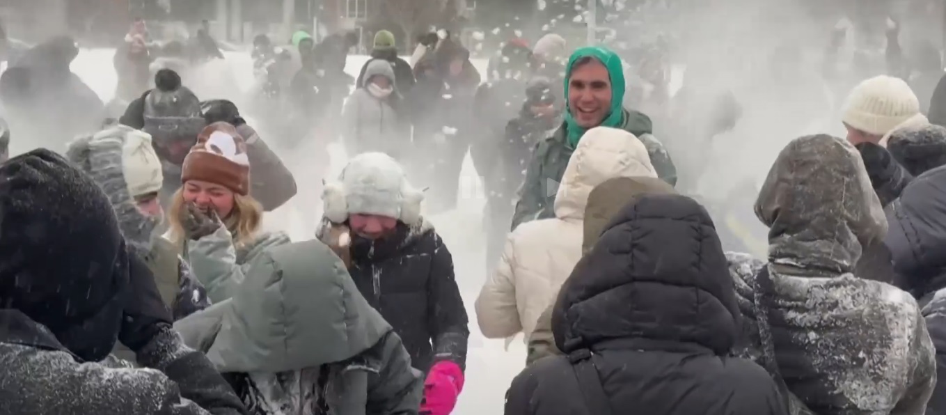 Νέα Υόρκη: Μαζικός χιονοπόλεμος εν μέσω σφοδρών καιρικών φαινομένων (ΒΙΝΤΕΟ)