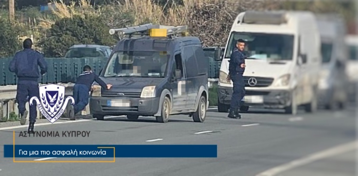 ΒΙΝΤΕΟ: Η στιγμή που δόκιμοι αστυνομικοί βοηθούν οδηγό στον αυτ/δρομο