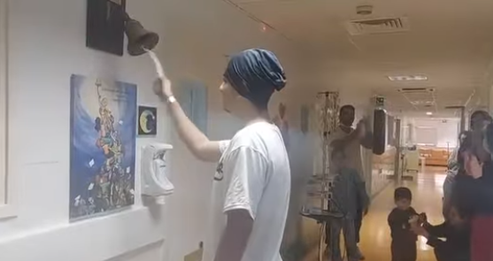 Συγκίνηση στο Παιδοογκολογικό: Χτύπησε το καμπανάκι της νίκης o Παύλος (VID)