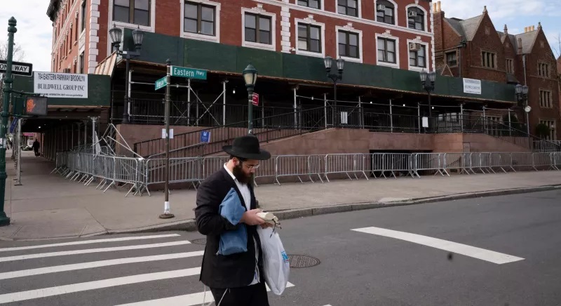 Αυτοκίνητο έπεσε στην είσοδο συναγωγής στη Νέα Υόρκη-«Έγλημα μίσους η επίθεση»