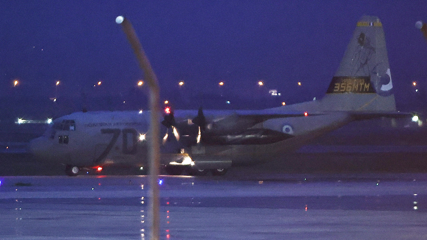 Στο αεροδρόμιο Μακεδονία το C-130 με τις 7 σορούς των οπαδών του ΠΑΟΚ (ΒΙΝΤΕΟ)