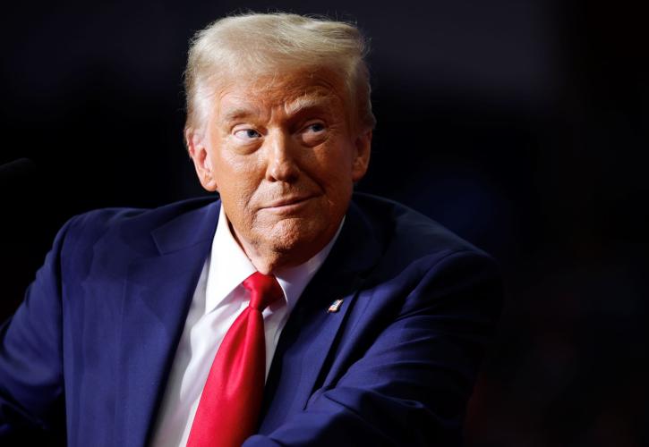 Τραμπ: «Κλείνω τα μάτια στο υπουργικό επείδη βαριέμαι...όχι επειδή κοιμάμαι»