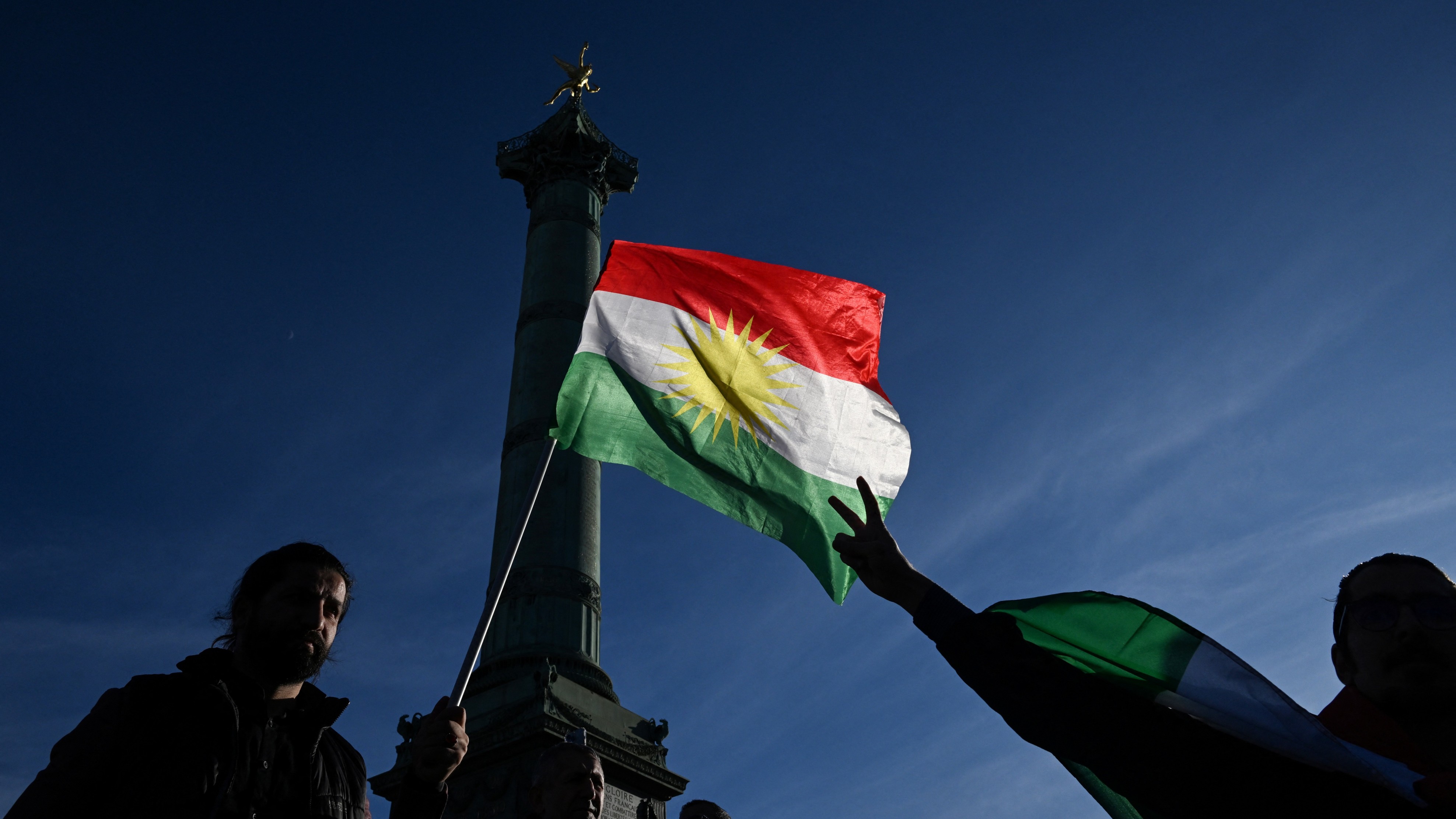 &Eta;&Pi;&Alpha;:&Kappa;&alpha;&tau;&alpha;&tau;έ&theta;&eta;&kappa;&epsilon; &nu;&omicron;&mu;&omicron;&sigma;&chi;έ&delta;&iota;&omicron; &gamma;&iota;&alpha; &pi;&rho;&omicron;&sigma;&tau;&alpha;&sigma;ί&alpha; &Kappa;&omicron;ύ&rho;&delta;&omega;&nu; &sigma;&tau;&eta; &Sigma;&upsilon;&rho;ί&alpha;&ndash;&laquo;Save the Kurds Act&raquo;