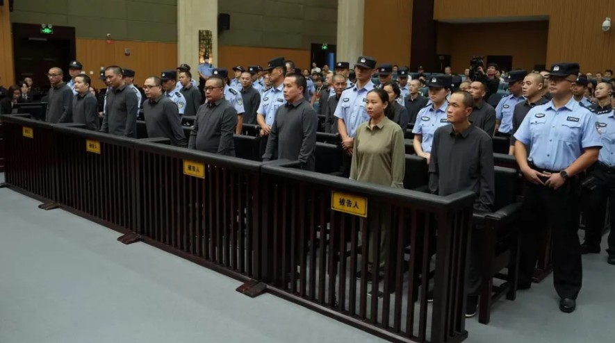 &Gamma;&iota;&alpha;&tau;ί &eta; &Kappa;ί&nu;&alpha; &epsilon;&kappa;&tau;έ&lambda;&epsilon;&sigma;&epsilon; &mu;&epsilon; &sigma;&upsilon;&nu;&omicron;&pi;&tau;&iota;&kappa;έ&sigmaf; &delta;&iota;&alpha;&delta;&iota;&kappa;&alpha;&sigma;ί&epsilon;&sigmaf; 11 &mu;&epsilon;&lambda;&eta; &delta;&iota;&alpha;&beta;ό&eta;&tau;&eta;&sigmaf; &mu;&alpha;&phi;ί&alpha;&sigmaf;