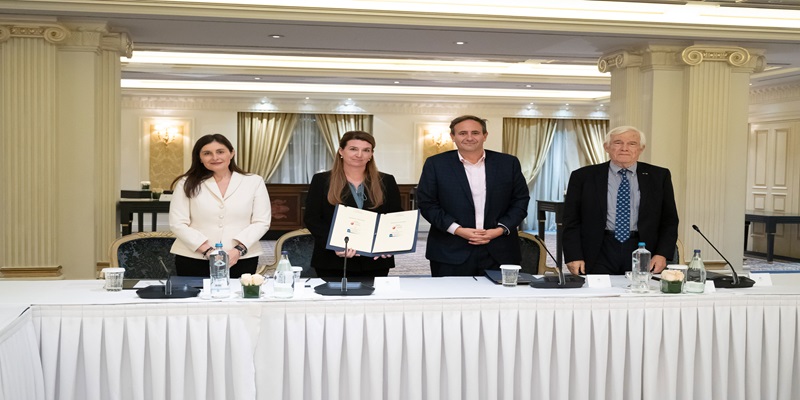 &Chi;&alpha;&tau;&zeta;&eta;&mu;&alpha;&nu;ώ&lambda;&eta;: &Eta; &kappa;&upsilon;&beta;έ&rho;&nu;&eta;&sigma;&eta; &epsilon;&nu;&theta;&alpha;&rho;&rho;ύ&nu;&epsilon;&iota; &sigma;&upsilon;&nu;έ&rho;&gamma;&epsilon;&iota;&epsilon;&sigmaf; &pi;&omicron;&upsilon; &epsilon;&nu;&iota;&sigma;&chi;ύ&omicron;&upsilon;&nu; &tau;&eta;&nu; &epsilon;&kappa;&pi;&alpha;ί&delta;&epsilon;&upsilon;&sigma;&eta;