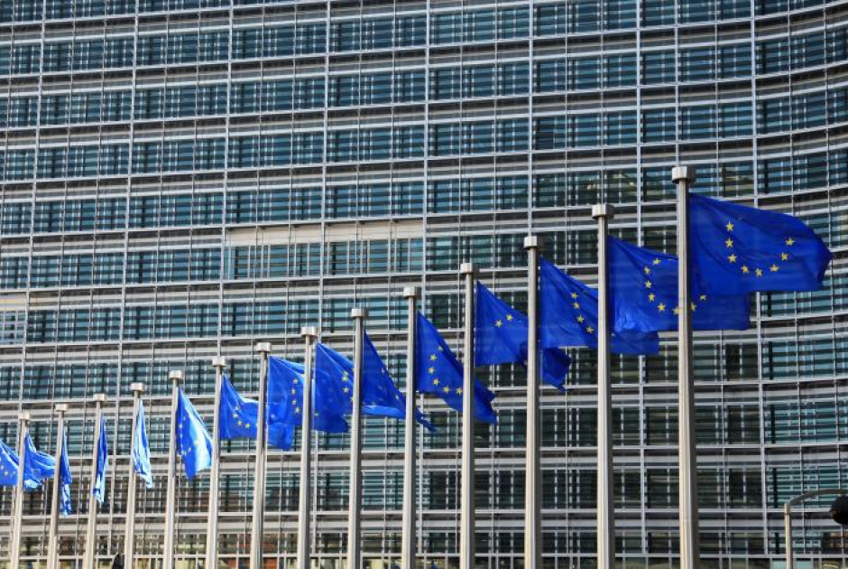 &Sigma;&tau;&omicron; &sigma;&tau;ό&chi;&alpha;&sigma;&tau;&rho;&omicron; &Kappa;&omicron;&mu;&iota;&sigma;&iota;ό&nu; &eta; &Kappa;ύ&pi;&rho;&omicron;&sigmaf; &kappa;&alpha;&iota; 11 &kappa;&rho;ά&tau;&eta; &mu;έ&lambda;&eta; &gamma;&iota;&alpha; &phi;&omicron;&rho;&omicron;&lambda;&omicron;&gamma;&iota;&kappa;ή &delta;&iota;&alpha;&phi;ά&nu;&epsilon;&iota;&alpha;