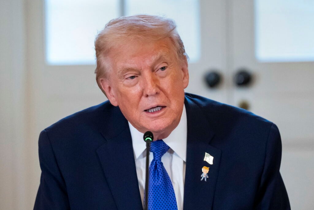 &Alpha;&pi;&epsilon;&iota;&lambda;ή &Tau;&rho;&alpha;&mu;&pi;: &Mu;&epsilon;&gamma;ά&lambda;&eta; &alpha;&rho;&mu;ά&delta;&alpha; &kappa;&alpha;&tau;&epsilon;&upsilon;&theta;ύ&nu;&epsilon;&tau;&alpha;&iota; &pi;&rho;&omicron;&sigmaf; &tau;&omicron; &Iota;&rho;ά&nu;