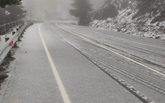 Ολισθηροί οι δρόμοι προς το Τροόδος - Λόγω πυκνής ομίχλης και βροχόπτωσης