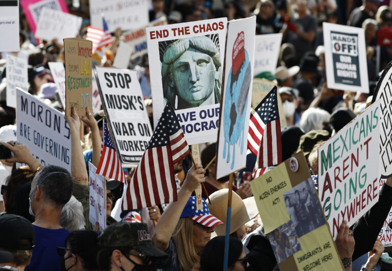 &Eta;&Pi;&Alpha;: &Chi;&iota;&lambda;&iota;ά&delta;&epsilon;&sigmaf; &delta;&iota;&alpha;&delta;ή&lambda;&omega;&sigma;&alpha;&nu; &sigma;&epsilon; ό&lambda;&eta; &tau;&eta;&nu; &chi;ώ&rho;&alpha; &zeta;&eta;&tau;ώ&nu;&tau;&alpha;&sigmaf; &alpha;&pi;&omicron;&mu;ά&kappa;&rho;&upsilon;&nu;&sigma;&eta; &tau;&omicron;&upsilon; ICE