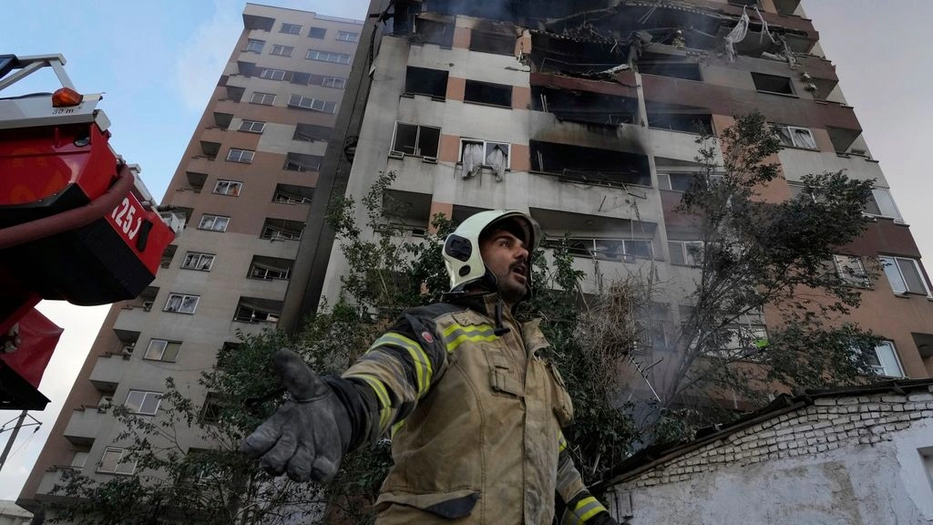 &Iota;&rho;ά&nu;: &Alpha;&pi;ό &delta;&iota;&alpha;&rho;&rho;&omicron;ή &alpha;&epsilon;&rho;ί&omicron;&upsilon; &eta; έ&kappa;&rho;&eta;&xi;&eta; &sigma;&tau;&omicron; &lambda;&iota;&mu;ά&nu;&iota; - &Kappa;&alpha;&mu;ί&alpha; &epsilon;&mu;&pi;&lambda;&omicron;&kappa;ή &tau;&omicron; &Iota;&sigma;&rho;&alpha;ή&lambda;