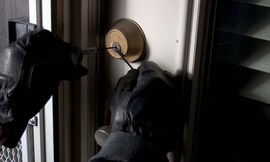 Διέρρηξαν οικία, ακινητοποίησαν οικιακή βοηθό, έκλεψαν χρήματα και χρυσαφικά