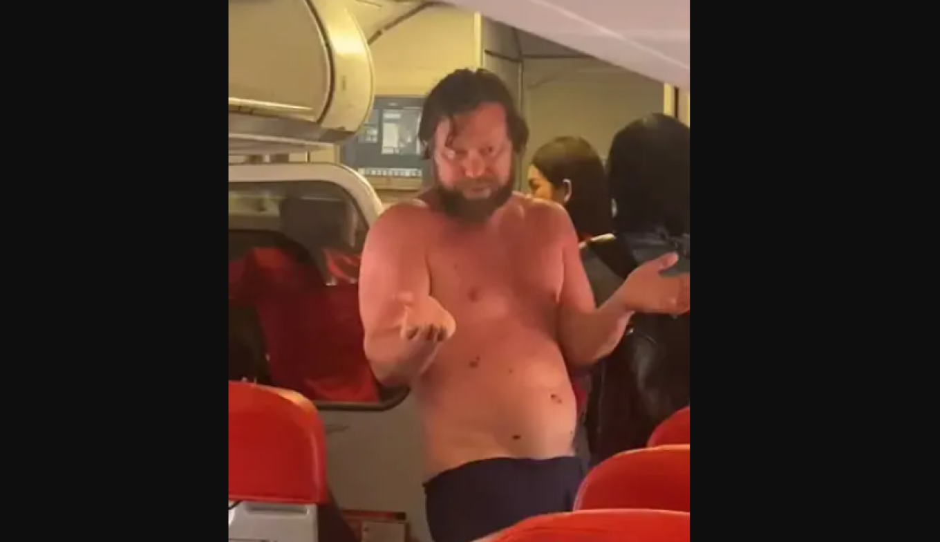 Αναστάτωση σε πτήση της AirAsia – Επιβάτης έβγαλε τα ρούχα του (vid)