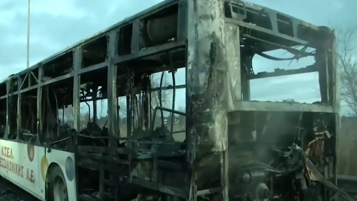 Θεσσαλονίκη: Παρανάλωμα του πυρός λεωφορείο - Σώοι οι επιβάτες