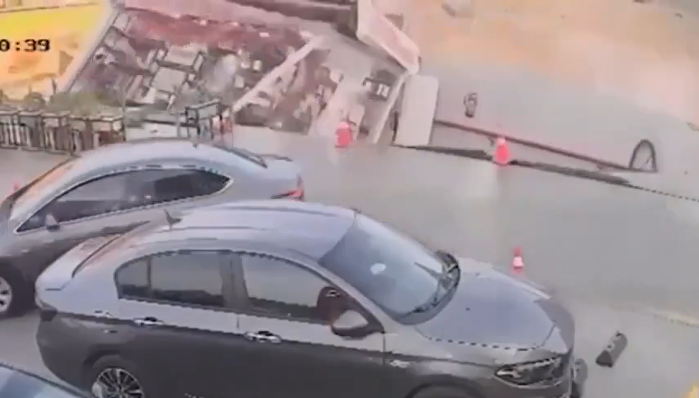 Βενζινάδικο στο Κάιρο εξαφανίστηκε σε τρύπα 15 μέτρων-Σοκαριστικό βίντεο