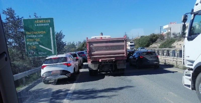 Καραμπόλα με φορτηγό και 2 οχήματα στον αυτοκινητόδρομο-Κλειστή λωρίδα (ΦΩΤΟ)