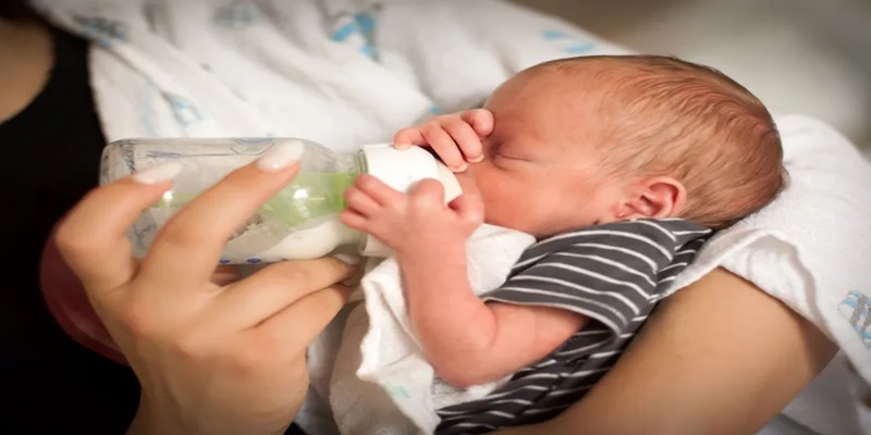 Βρετανία: 36 βρέφη πιθανόν να έχουν συμπτώματα δηλητηρίασης από μολυσμένο γάλα