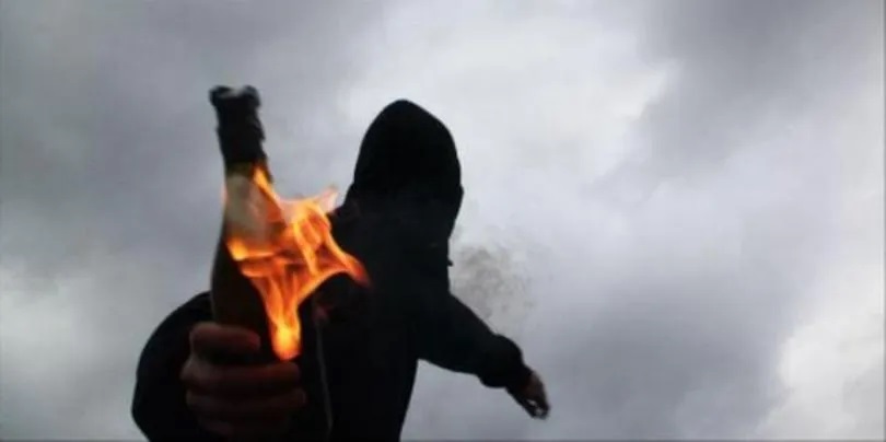 Στη φυλακή για πέντε χρόνια οι δύο για τη ρίψη μολότοφ στην αυλή 70χρονου