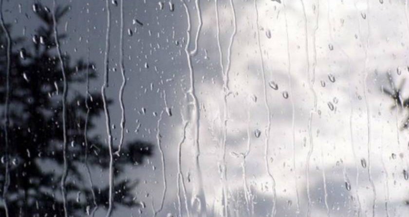 Συννεφιασμένο σκηνικό ενώ αναμένονται βροχές – Πότε υποχωρεί η σκόνη