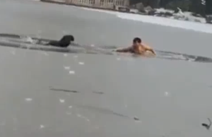 &Kappa;ί&nu;&alpha;: &Eta; &sigma;&tau;&iota;&gamma;&mu;ή &pi;&omicron;&upsilon; ά&nu;&tau;&rho;&alpha;&sigmaf; &sigma;ώ&zeta;&epsilon;&iota; &pi;&alpha;&iota;&delta;ί &alpha;&pi;ό &pi;&alpha;&gamma;&omega;&mu;έ&nu;&eta; &lambda;ί&mu;&nu;&eta; (&Beta;&Iota;&Nu;&Tau;&Epsilon;&Omicron;)