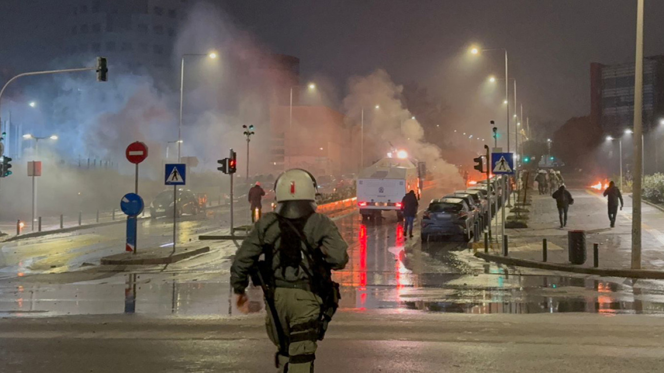 &Theta;&epsilon;&sigma;&sigma;&alpha;&lambda;&omicron;&nu;ί&kappa;&eta;: &Epsilon;&pi;&epsilon;&iota;&sigma;ό&delta;&iota;&alpha; &sigma;&tau;&omicron; &Alpha;&Pi;&Theta; &mu;&epsilon;&tau;ά &alpha;&pi;ό &pi;ά&rho;&tau;&iota; &chi;&omega;&rho;ί&sigmaf; ά&delta;&epsilon;&iota;&alpha; (&Beta;&Iota;&Nu;&Tau;&Epsilon;&Omicron;)