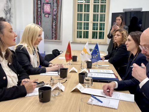 &Upsilon;&pi;&omicron;&upsilon;&rho;&gamma;ό&sigmaf; &Epsilon;&upsilon;&rho;. &Upsilon;&pi;&omicron;&theta;έ&sigma;&epsilon;&omega;&nu; &Mu;&alpha;&upsilon;&rho;&omicron;&beta;&omicron;&upsilon;&nu;ί&omicron;&upsilon;: &Alpha;&nu;&alpha;&mu;έ&nu;&omicron;&upsilon;&mu;&epsilon; &pi;&omicron;&lambda;&lambda;ά &alpha;&pi;ό &Kappa;&upsilon;&pi;&rho;&iota;&alpha;&kappa;ή &Pi;&rho;&omicron;&epsilon;&delta;&rho;ί&alpha;