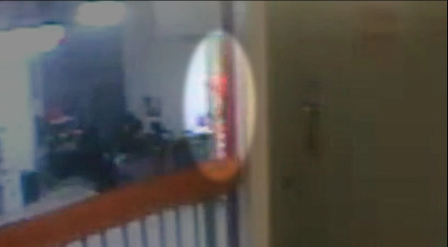 Έπστιν: H μυστήρια πορτοκαλί φιγούρα κοντά στο κελί του πριν πεθάνει (ΒΙΝΤΕΟ)