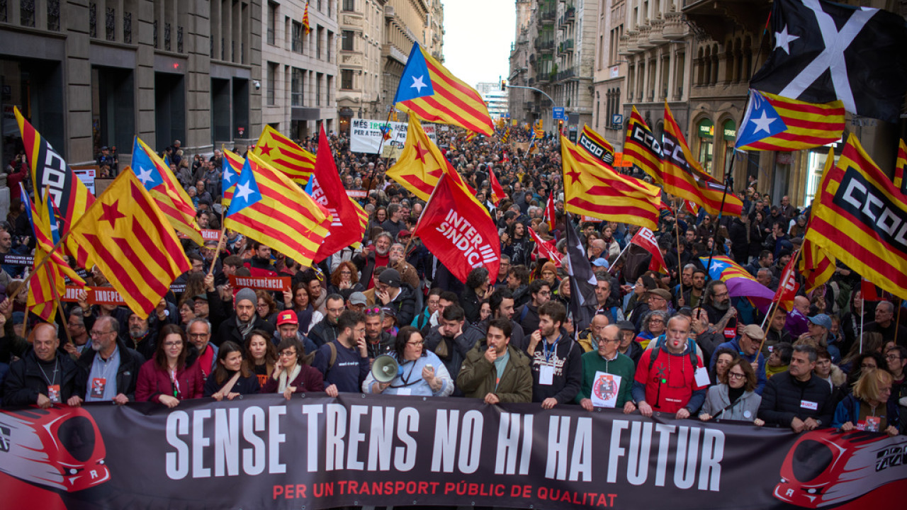 &Iota;&sigma;&pi;&alpha;&nu;ί&alpha;: &Omicron;&iota; &sigma;&iota;&delta;&eta;&rho;&omicron;&delta;&rho;&omicron;&mu;&iota;&kappa;&omicron;ί &upsilon;&pi;ά&lambda;&lambda;&eta;&lambda;&omicron;&iota; &alpha;&nu;έ&sigma;&tau;&epsilon;&iota;&lambda;&alpha;&nu; &tau;&eta;&nu; &alpha;&pi;&epsilon;&rho;&gamma;ί&alpha; &tau;&omicron;&upsilon;&sigmaf;