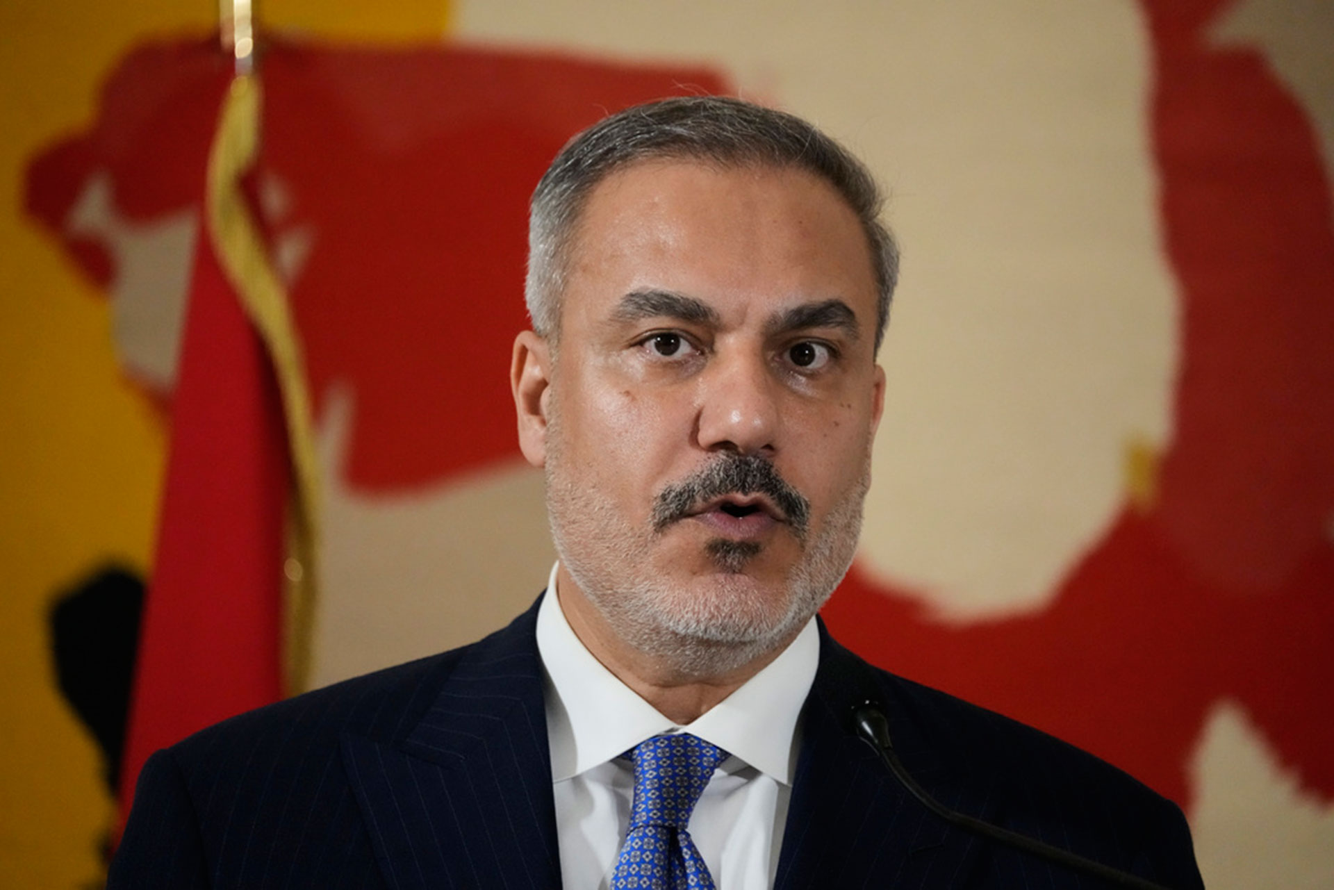 &Phi;&iota;&nu;&tau;ά&nu;: &Tau;&omicron; &pi;&omicron;&lambda;&iota;&tau;&iota;&kappa;ό &pi;&epsilon;&rho;&iota;&beta;ά&lambda;&lambda;&omicron;&nu; &sigma;&tau;&eta;&nu; &Epsilon;&lambda;&lambda;ά&delta;&alpha; &delta;&epsilon;&nu; &epsilon;&upsilon;&nu;&omicron;&epsilon;ί &tau;&eta; &lambda;ύ&sigma;&eta; &tau;&omega;&nu; &pi;&rho;&omicron;&beta;&lambda;&eta;&mu;ά&tau;&omega;&nu;