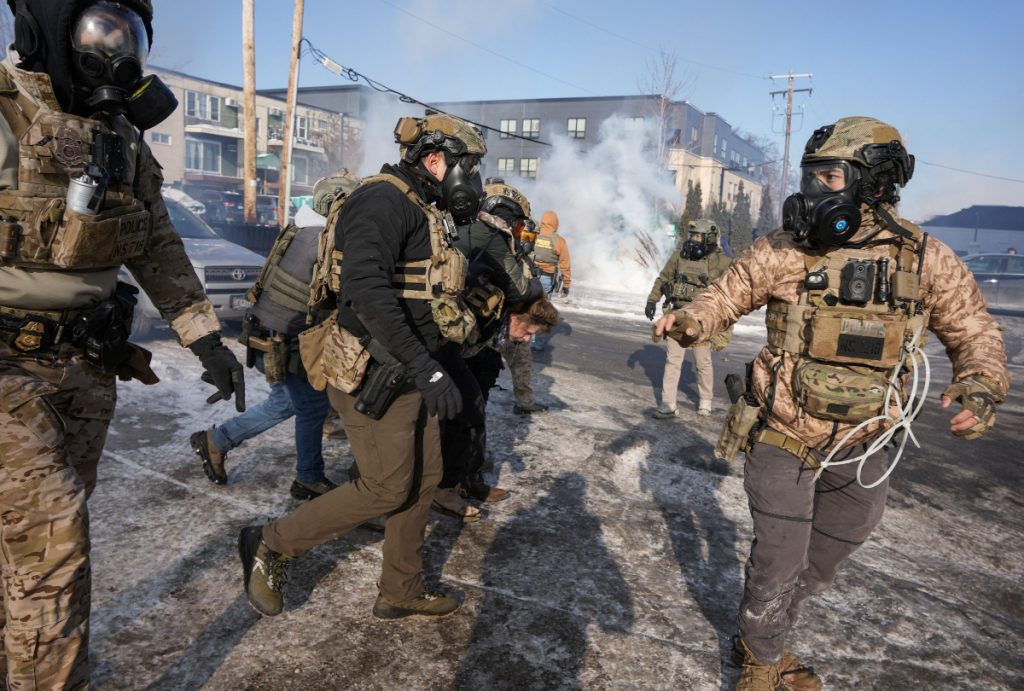 Αμερικανικό δικαστήριο νομιμοποιεί τους «κουκουλοφόρους» πράκτορες της ICE