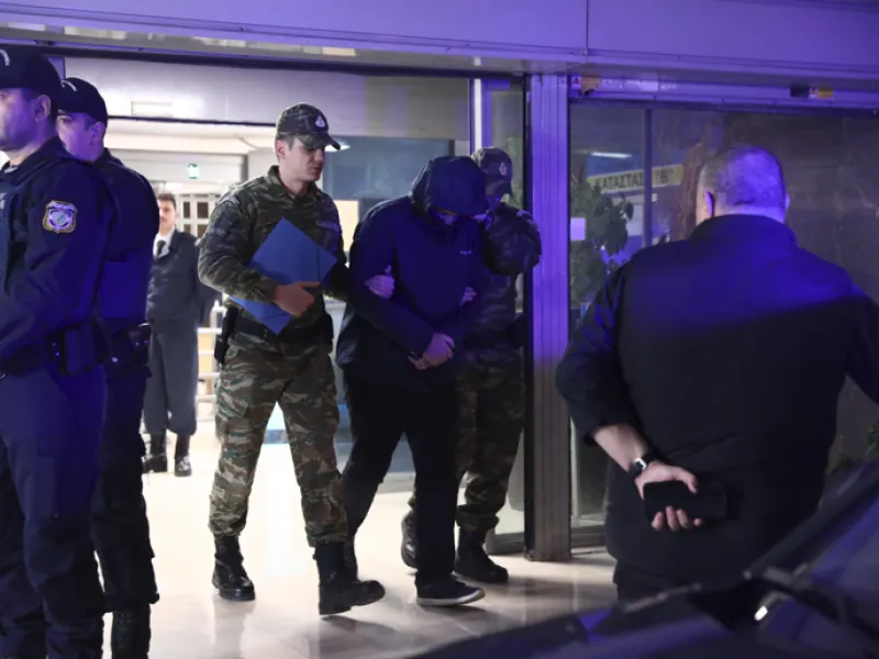 &Sigma;&mu;ή&nu;&alpha;&rho;&chi;&omicron;&sigmaf;: &laquo;&Zeta;&eta;&tau;ώ &sigma;&upsilon;&gamma;&gamma;&nu;ώ&mu;&eta; &alpha;&pi;ό &tau;&eta;&nu; &pi;&alpha;&tau;&rho;ί&delta;&alpha; &kappa;&alpha;&iota; &tau;&iota;&sigmaf; έ&nu;&omicron;&pi;&lambda;&epsilon;&sigmaf; &delta;&upsilon;&nu;ά&mu;&epsilon;&iota;&sigmaf;&raquo;