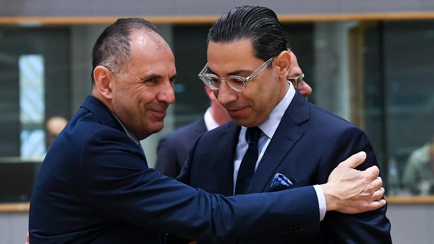 &Epsilon;&pi;&iota;&kappa;&omicron;&iota;&nu;ώ&nu;&iota;&alpha; &Kappa;ό&mu;&pi;&omicron;&upsilon;-&Gamma;&epsilon;&rho;&alpha;&pi;&epsilon;&tau;&rho;ί&tau;&eta;: &Tau;&omicron; &Kappa;&upsilon;&pi;&rho;&iota;&alpha;&kappa;ό &sigma;&tau;&omicron; &epsilon;&pi;ί&kappa;&epsilon;&nu;&tau;&rho;&omicron; &tau;&eta;&sigmaf; &sigma;&upsilon;&zeta;ή&tau;&eta;&sigma;&eta;&sigmaf;