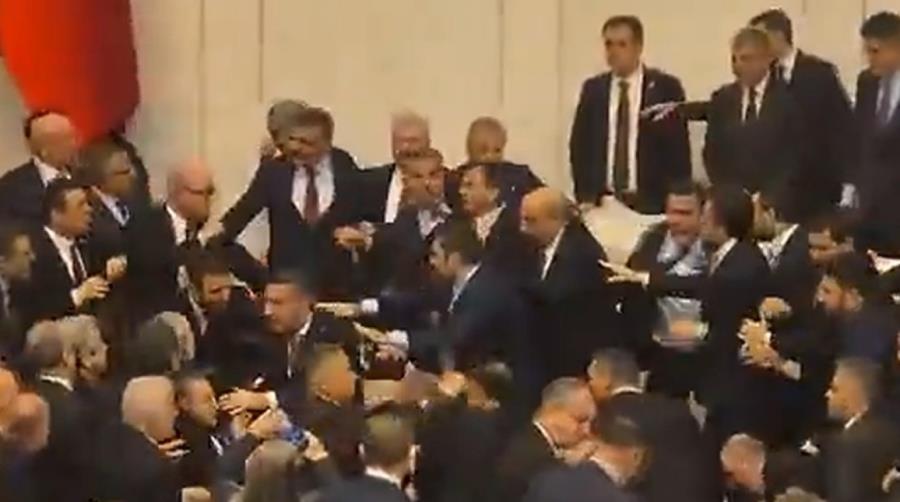 Χάος στην τουρκική Βουλή-Άγριος καυγάς για τον νέο Υπουργό Δικαιοσύνης (VID)