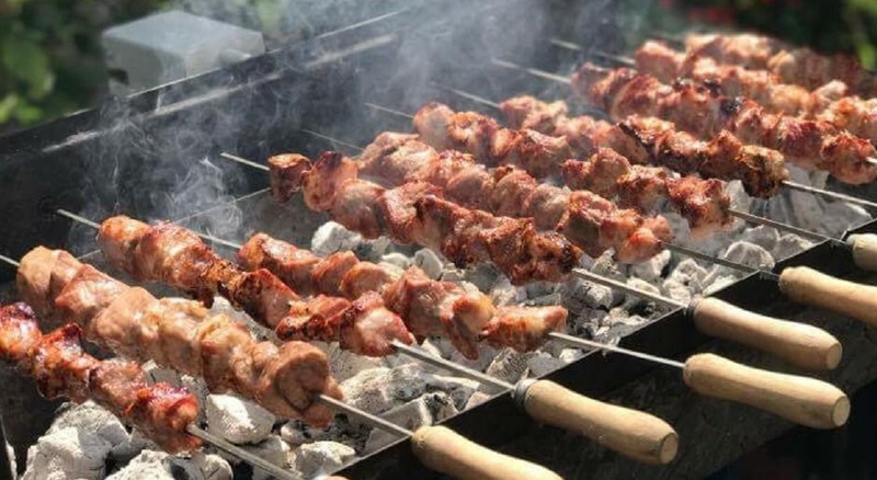 Με αυτόν τον καιρό θα κάνουμε Τσικνοπέμπτη-Σκόνη, βροχές και ισχυρά μποφόρ