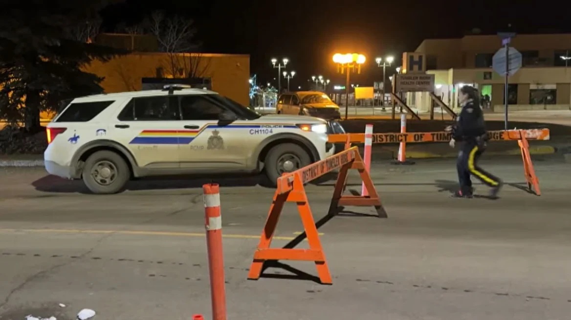 &Kappa;&alpha;&nu;&alpha;&delta;ά&sigmaf;: &Mu;&iota;&alpha; 18&chi;&rho;&omicron;&nu;&eta; &tau;&rho;&alpha;&nu;&sigmaf; &gamma;&upsilon;&nu;&alpha;ί&kappa;&alpha; &phi;έ&rho;&epsilon;&tau;&alpha;&iota; &nu;&alpha; &delta;&iota;έ&pi;&rho;&alpha;&xi;&epsilon; &tau;&omicron; &mu;&alpha;&kappa;&epsilon;&lambda;&epsilon;&iota;ό (BINTEO)