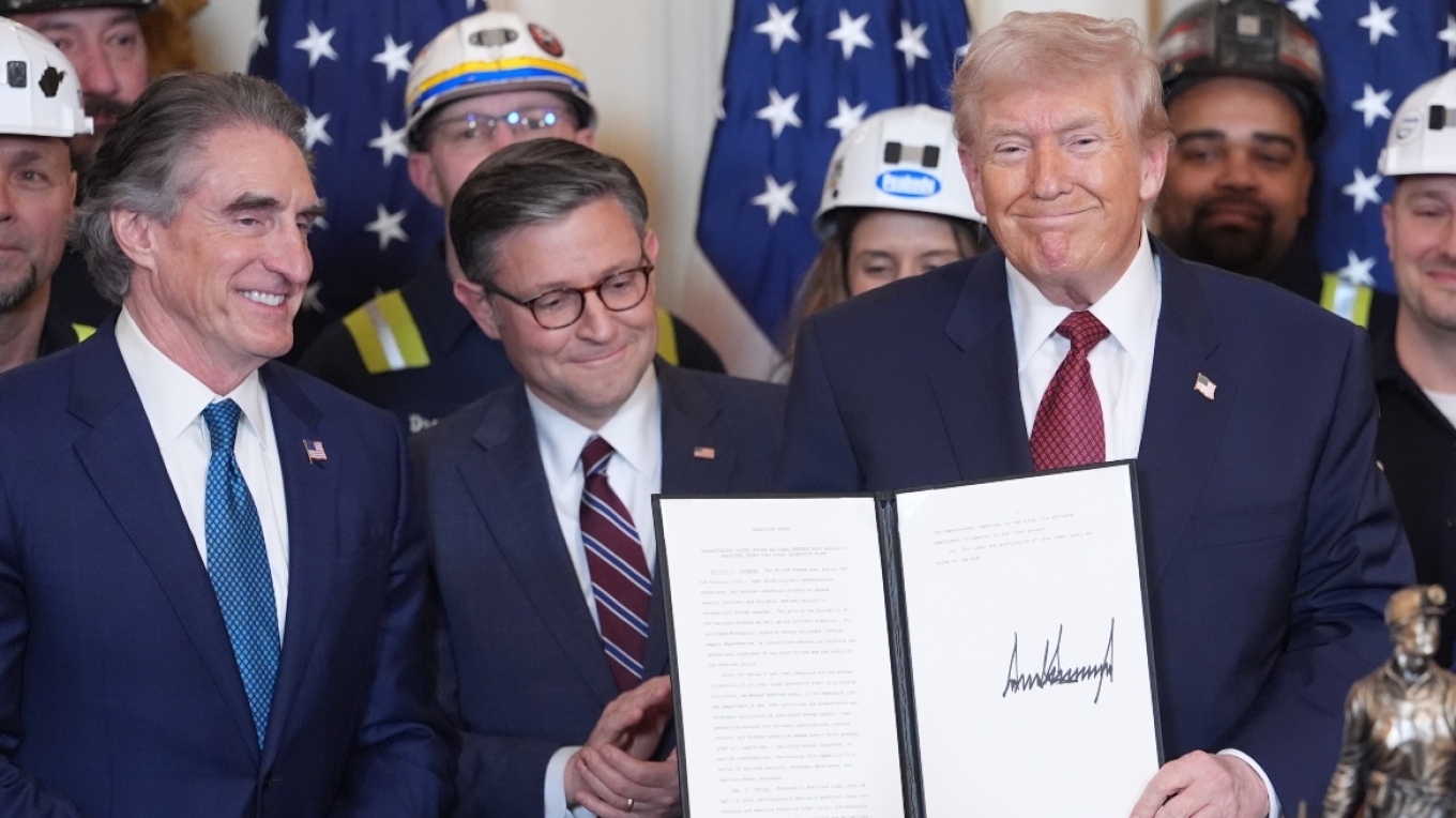 Τραμπ: Εντολή στις Ένοπλες Δυνάμεις να παίρνουν ρεύμα από μονάδες άνθρακα