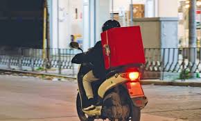 Συγκρούστηκε με μοτοσικλέτα ντελιβερά και τον λήστεψε – Χειροπέδες σε 20χρονο