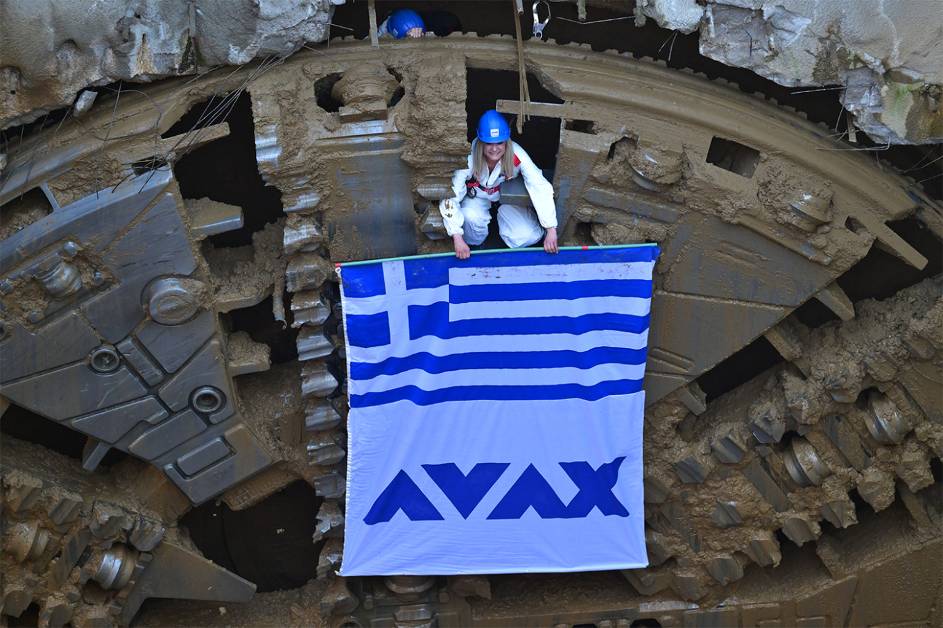 &Sigma;&tau;&omicron;&nu; &sigma;&tau;&alpha;&theta;&mu;ό &laquo;&Epsilon;&upsilon;&alpha;&gamma;&gamma;&epsilon;&lambda;&iota;&sigma;&mu;ό&sigmaf;&raquo; &omicron; &mu;&epsilon;&tau;&rho;&omicron;&pi;ό&nu;&tau;&iota;&kappa;&alpha;&sigmaf; &laquo;&Alpha;&theta;&eta;&nu;ά&raquo; (&Beta;&Iota;&Nu;&Tau;&Epsilon;&Omicron;)