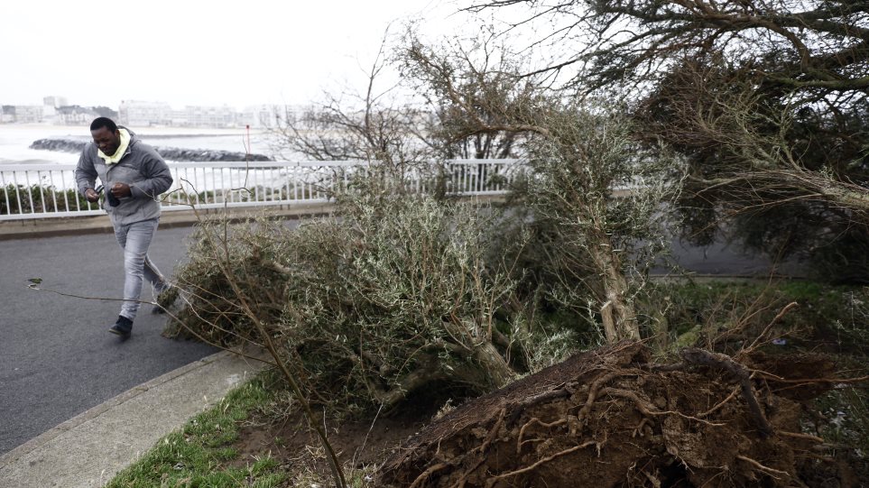 Γαλλία: Ένας νεκρός και 850.000 νοικοκυριά χωρίς ρεύμα λόγω καταιγίδας (vid)