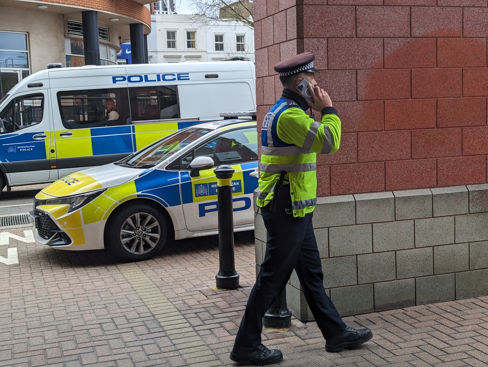 ΗΒ: Κατηγορείται για απόπειρα ανθρωποκτονίας ο έφηβος που μαχαίρωσε δύο αγόρια