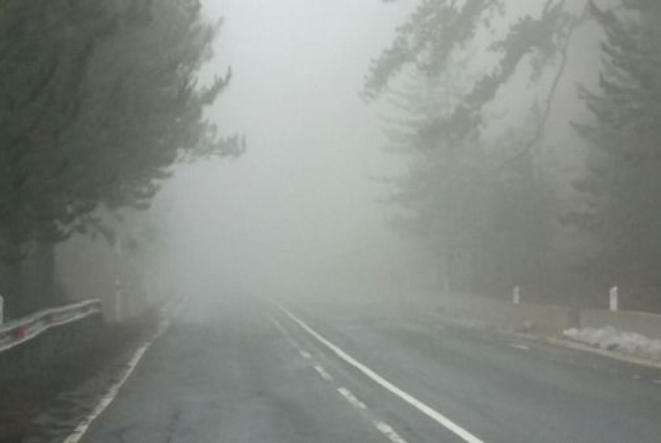 Περιορισμένη ορατότητα και κατολισθήσεις πετρών στο δρόμο Πλατρών-Τροοδίτισσας