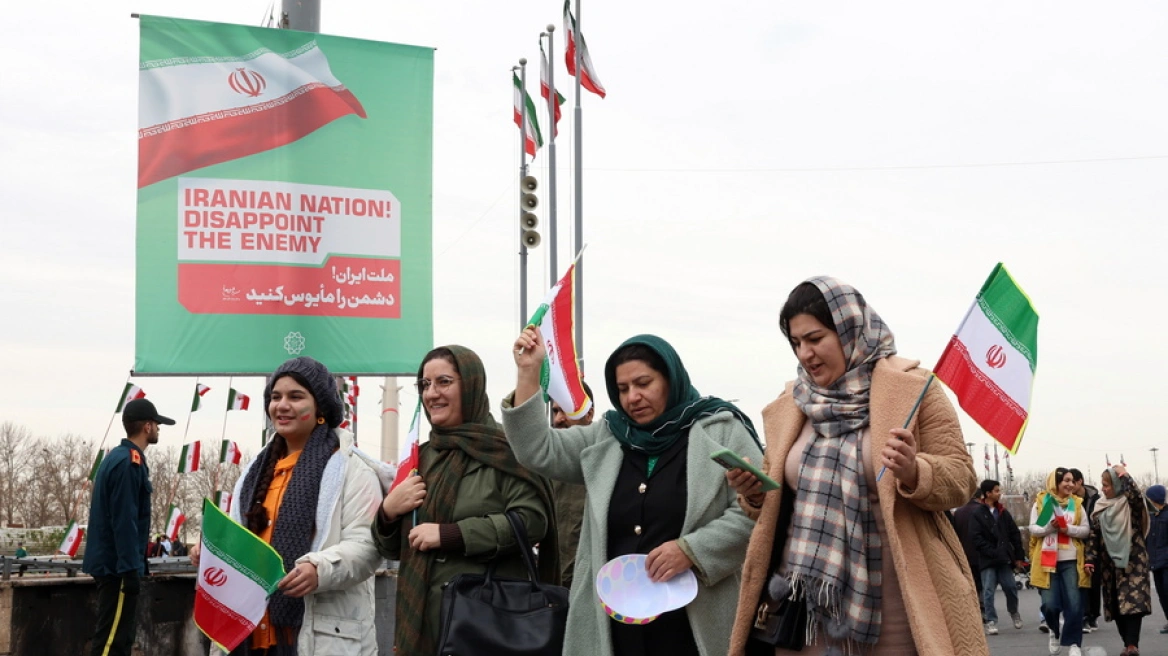 &Iota;&rho;ά&nu;: &Eta; &tau;&eta;&lambda;&epsilon;ό&rho;&alpha;&sigma;&eta; &pi;&rho;&omicron;&beta;ά&lambda;&lambda;&epsilon;&iota; &pi;&lambda;ά&nu;&alpha; &gamma;&upsilon;&nu;&alpha;&iota;&kappa;ώ&nu; &chi;&omega;&rho;ί&sigmaf; &mu;&alpha;&nu;&tau;ί&lambda;&alpha; - &Omicron;&iota; &alpha;&nu;&tau;&iota;&delta;&rho;ά&sigma;&epsilon;&iota;&sigmaf;